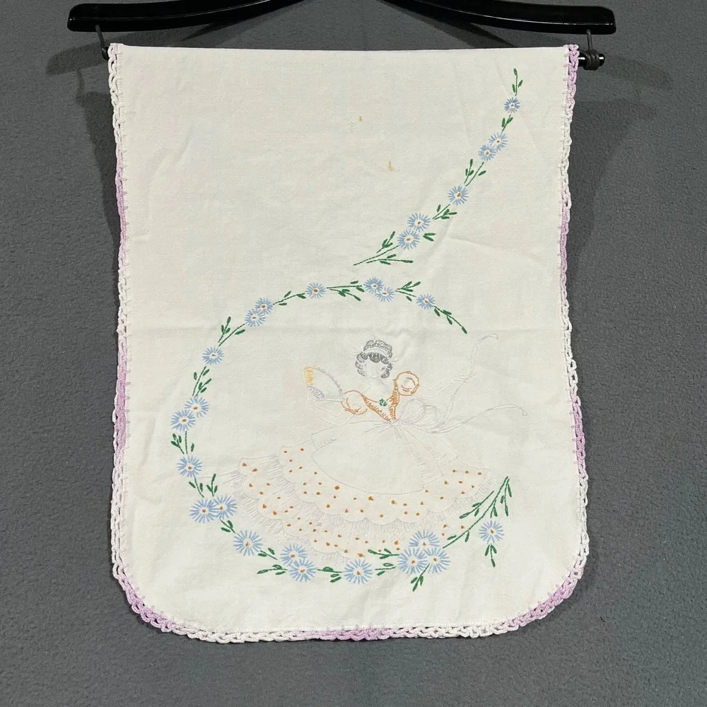 Vintage Embroidered Table Runner Vintage Southern Belle Floral Daisy